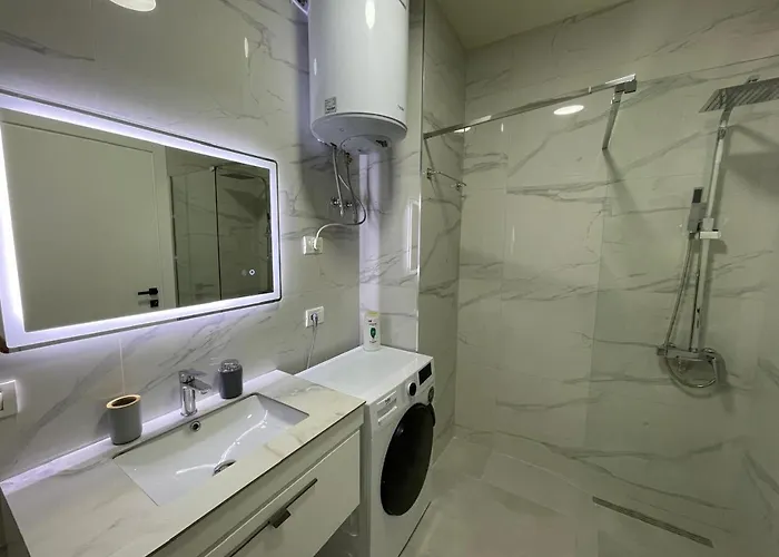 Margen - Center * ティラナ